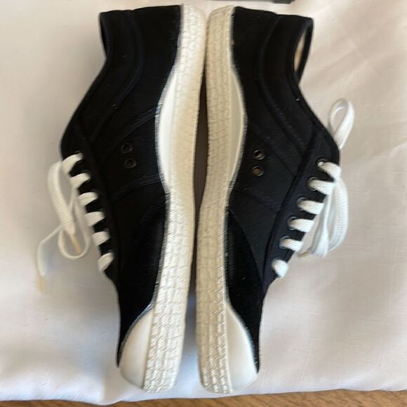 BACKYARD FOOTWEAR BLACK AND WHITE SNEAKERS.  NEW IN BOX - Picture 4 of 8